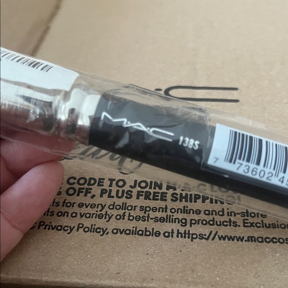 MAC 138S Tapered Face Brush (Discontinued) - Picture 2 of 3